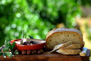 Algarve bread and olives
