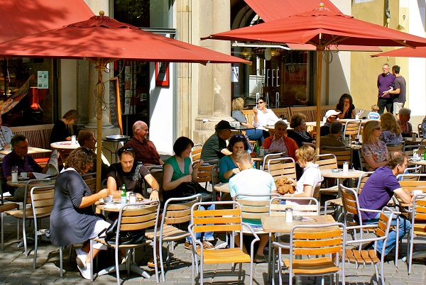 Algarve lifestyle expats enjoying open air cafe