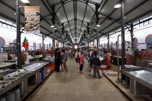 Loule indoor fish & vegetable market