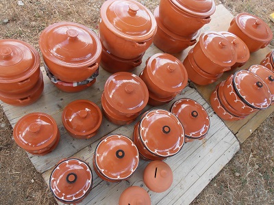 Algarve pottery at the market