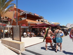 Beachgoers in Lagoa