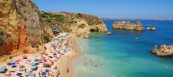 Praia do Algarve com bandeira azul